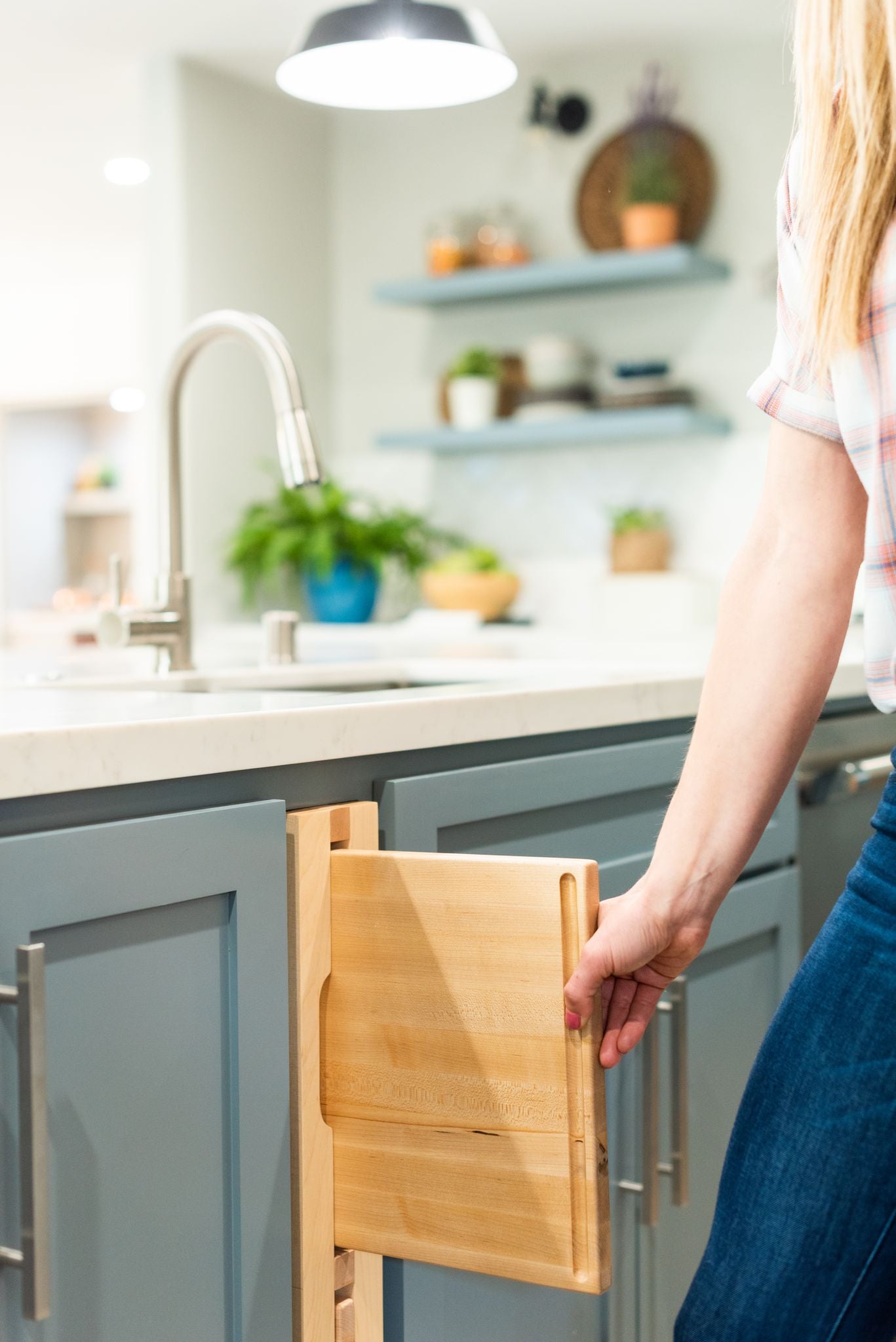 hidden-cutting-board-storage