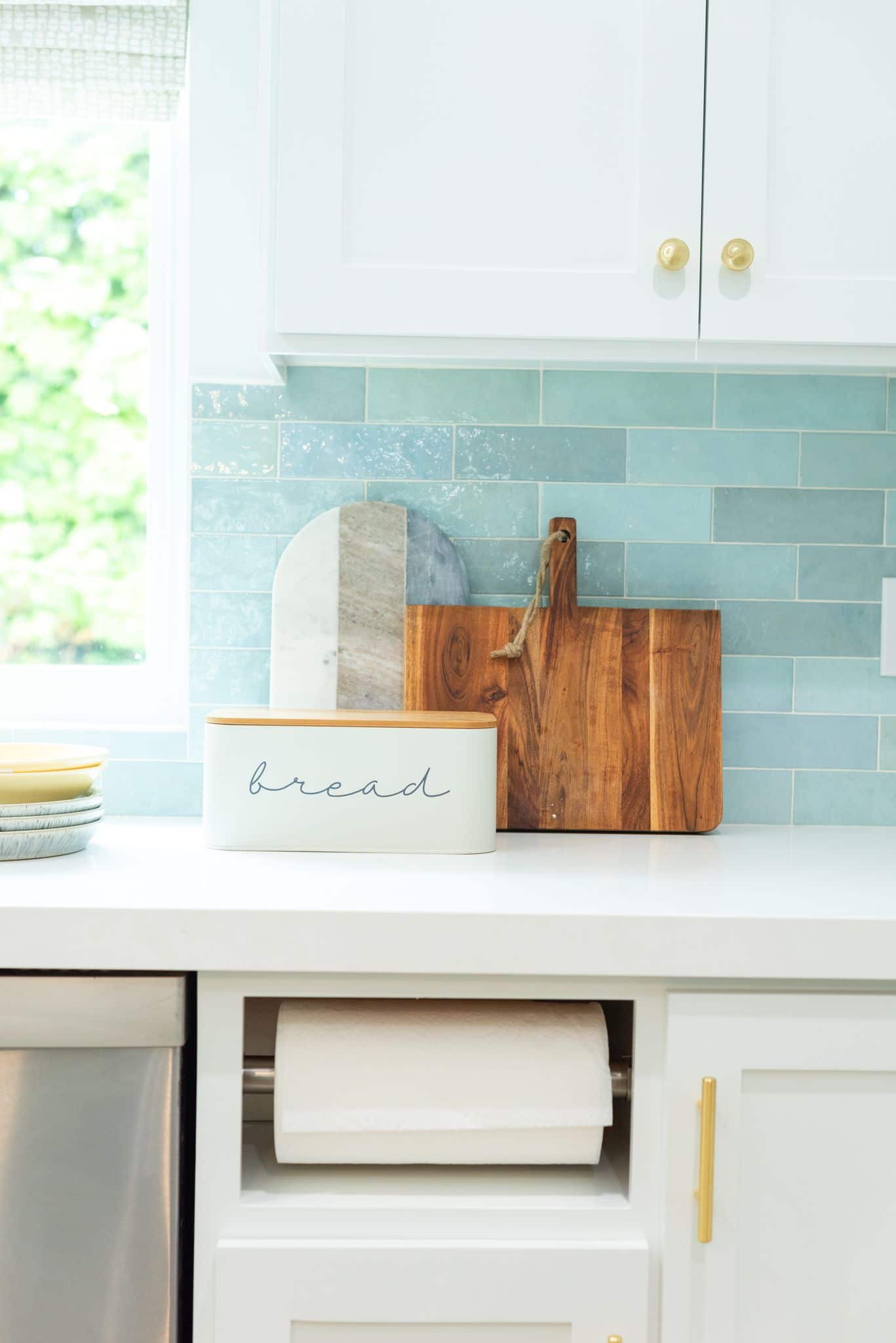 Paper towel hidden in pull drawer  Kitchen room design, Paper towel storage,  Kitchen cabinet design