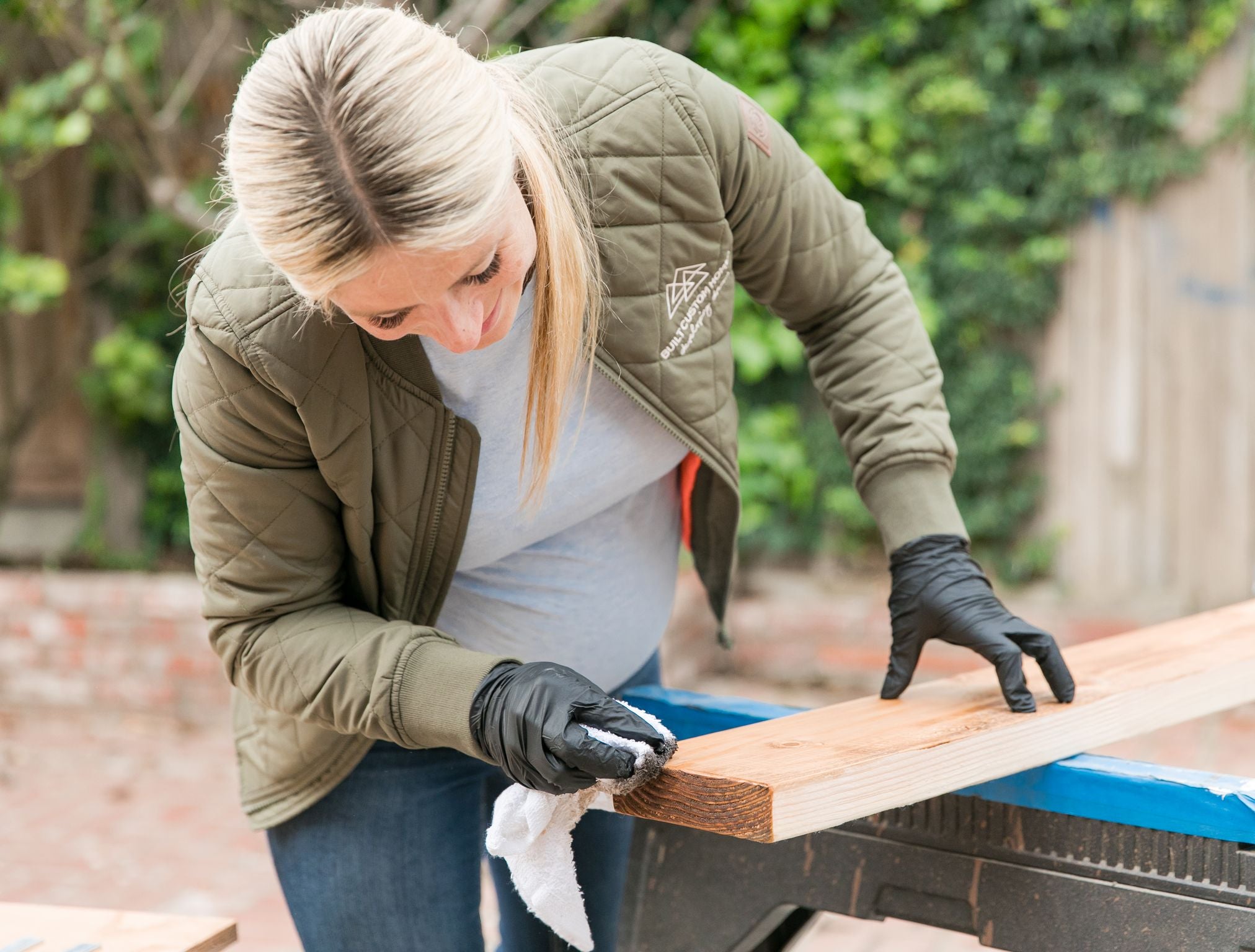 stain-sides-of-wood