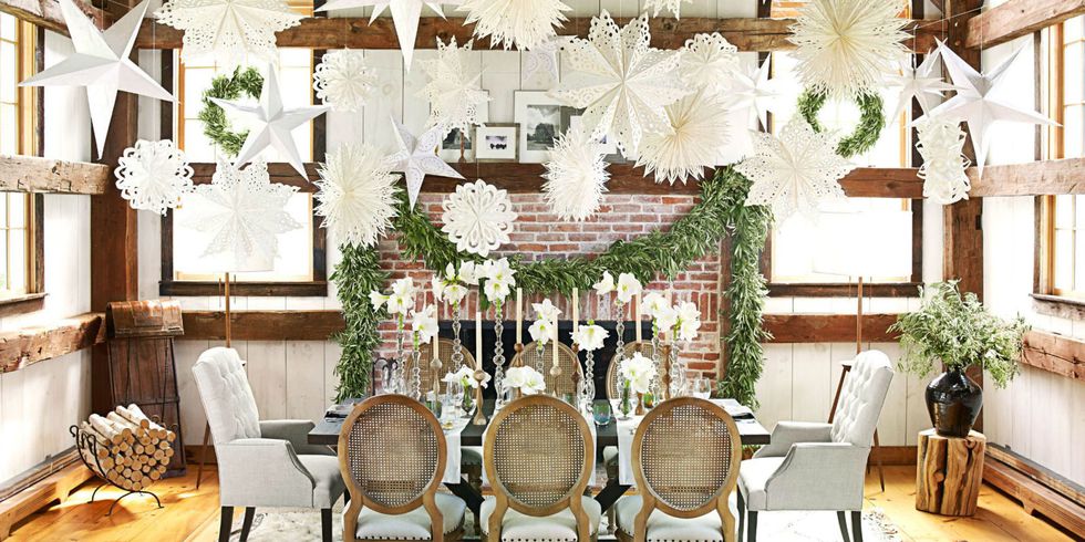 simplistic and glamorous Christmas table setting curtain bracket ideas