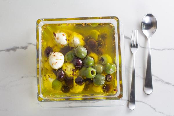 low-fodmap-marinated-mozarella-and-olives