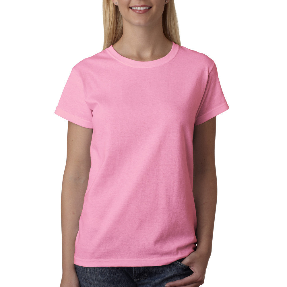 Девушки в розовых футболках. Розовая футболка женская. Футболка однотонная. Футболка женская розовая однотонная. Женщина в розовой футболке.