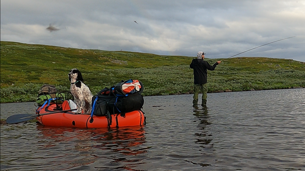 Hund og fiske fra Packraft