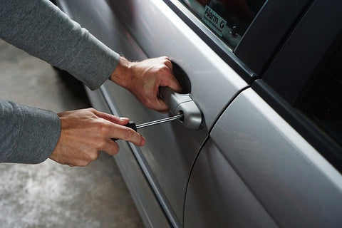 car thieves opening car