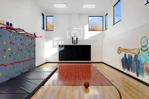 Traverse wall in home sport court