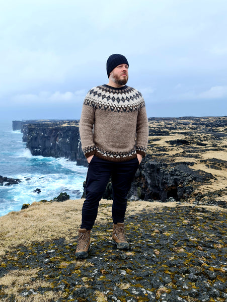 Handknitted Icelandic wool sweater for men. Wool from Iceland