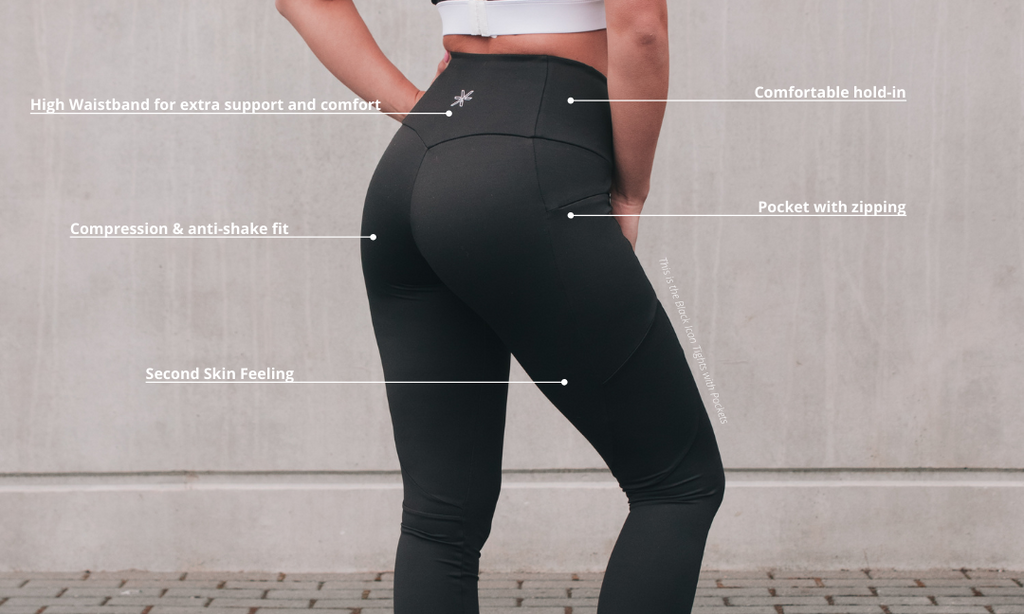 Hvit kvinne iført svarte treningstights fra BARA Sportswear, med lommer. Hun står foran en betongvegg. På bildet er hvit skrift som beskriver tightsens positive egenskaper.