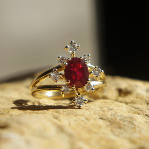 Bague rubis entourée de diamants en or jaune