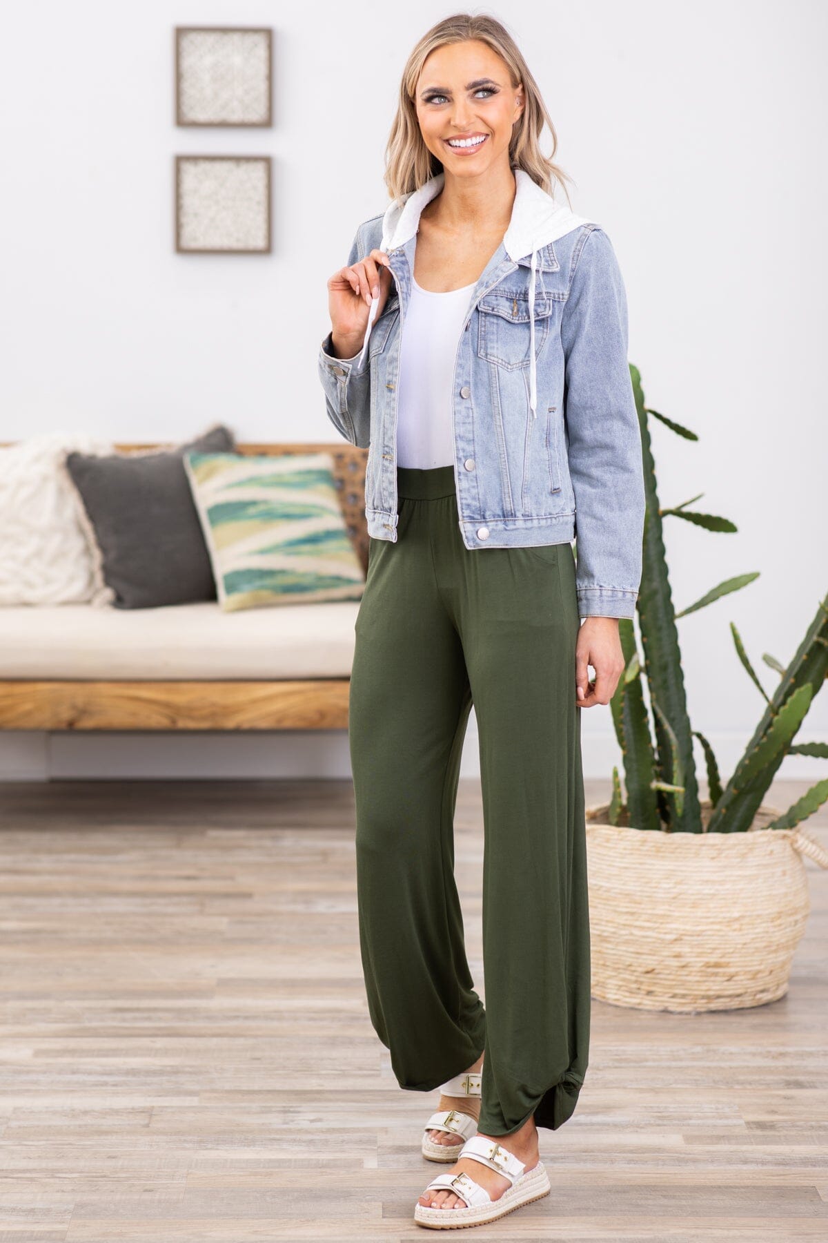 What to Wear With Olive Green Pants This Fall  Olive green pants, Olive  green pants outfit, Outfits with leggings