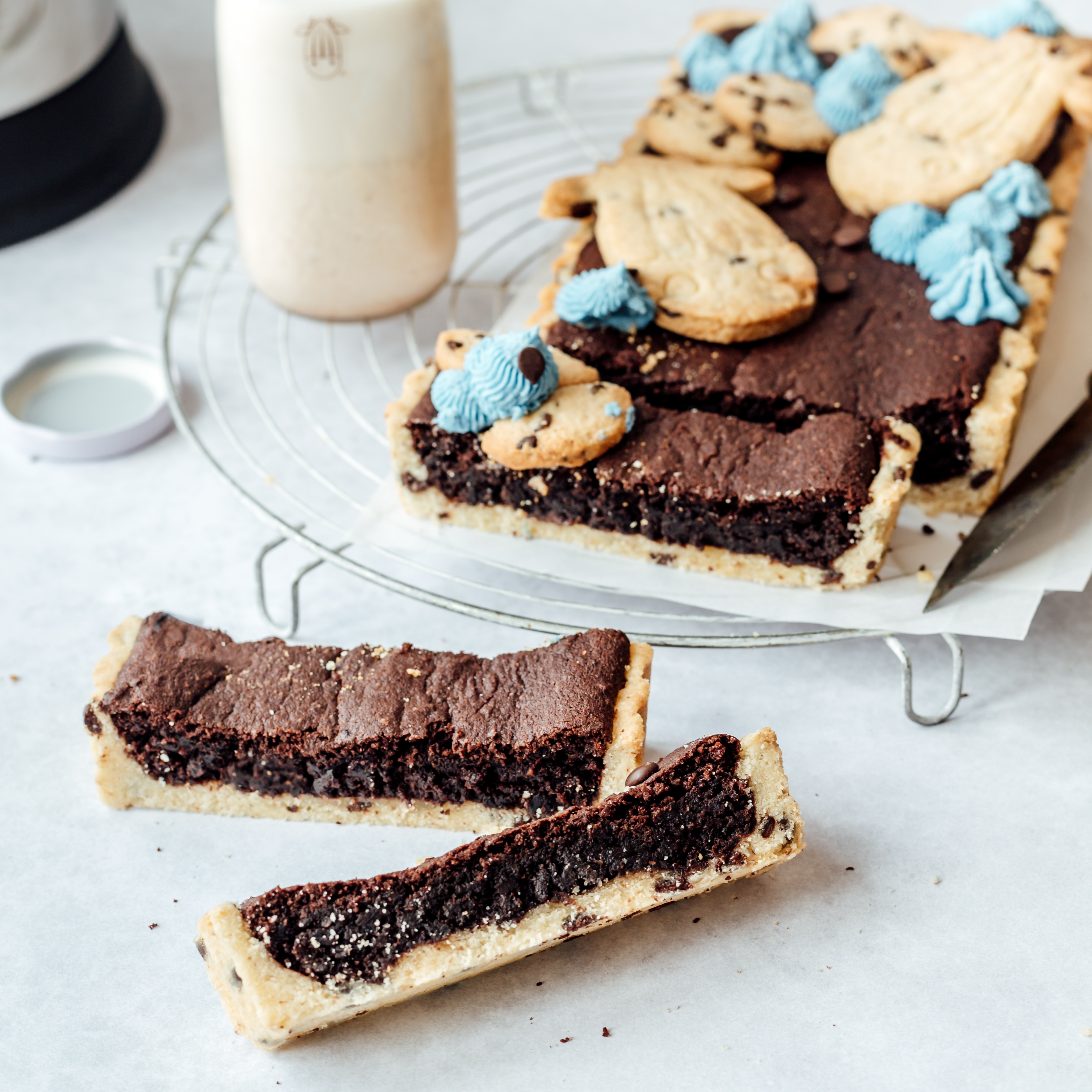 Brookie (Brownie & Cookie)Tart with cookies and blue frosting