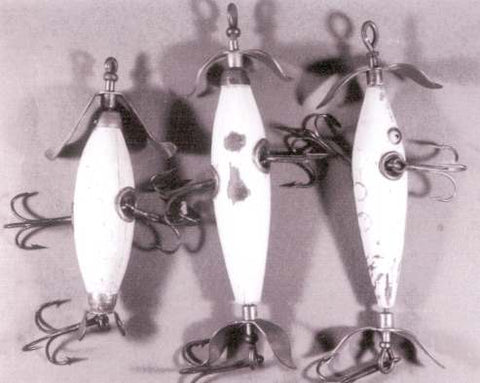 Above:  (left) 1903 Underwater Minnow with non working tail propeller.  A second model of the Dowagiac Underwater Minnow surfaced in the 1903 Dowagiac Perfect Casting Baits catalogue.  The body was slightly shorter.  These lures with this body configuration are the forerunners of the Heddon #100 minnows.  (center) 1902 Dowagiac Minnow "The Missing Link" between 1903 and the 1904 ad of the new Dowagiac Minnow showing the extended rear tube propeller.  This was the last un-catalogued Underwater before the 1904 extended rear tube propeller.  (right) 1904 Dowagiac three belly weight #100 Minnow.