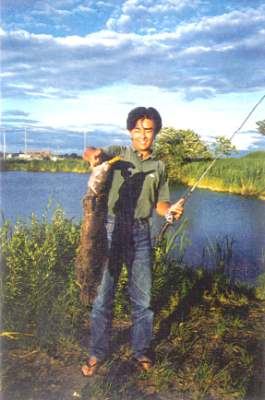 Mr. Yoshinari Kawai was 24 years old when he caught this Snake Head fish in the summer of 1987. The Snake Head fish measured 90cm (3 feet) in length.