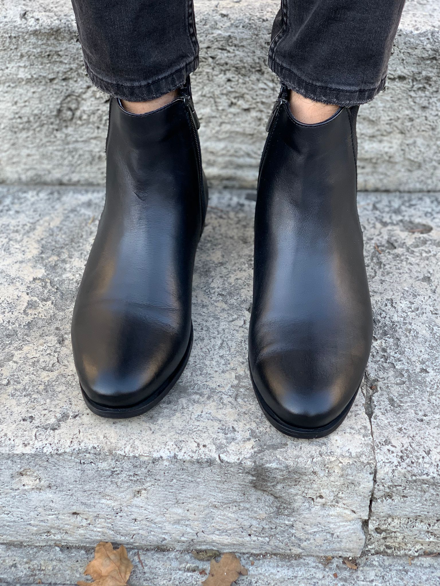 Mantoni Black Leather Chelsea Boots – BRABION