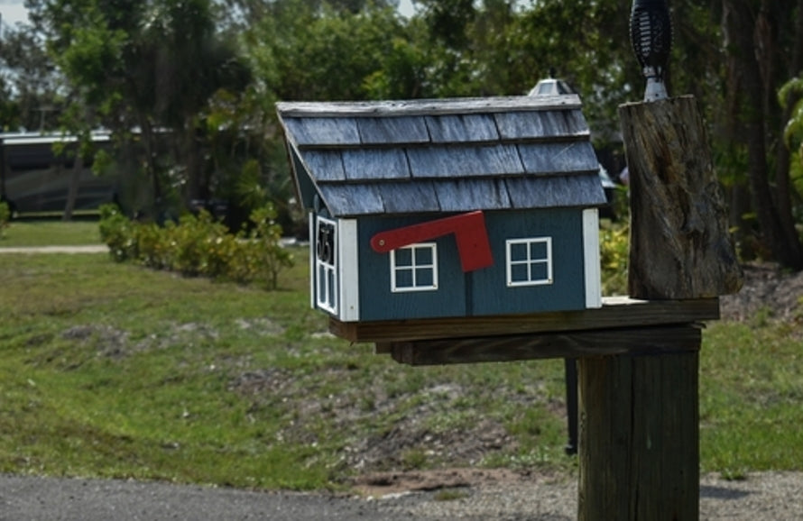 Miniature house mailbox