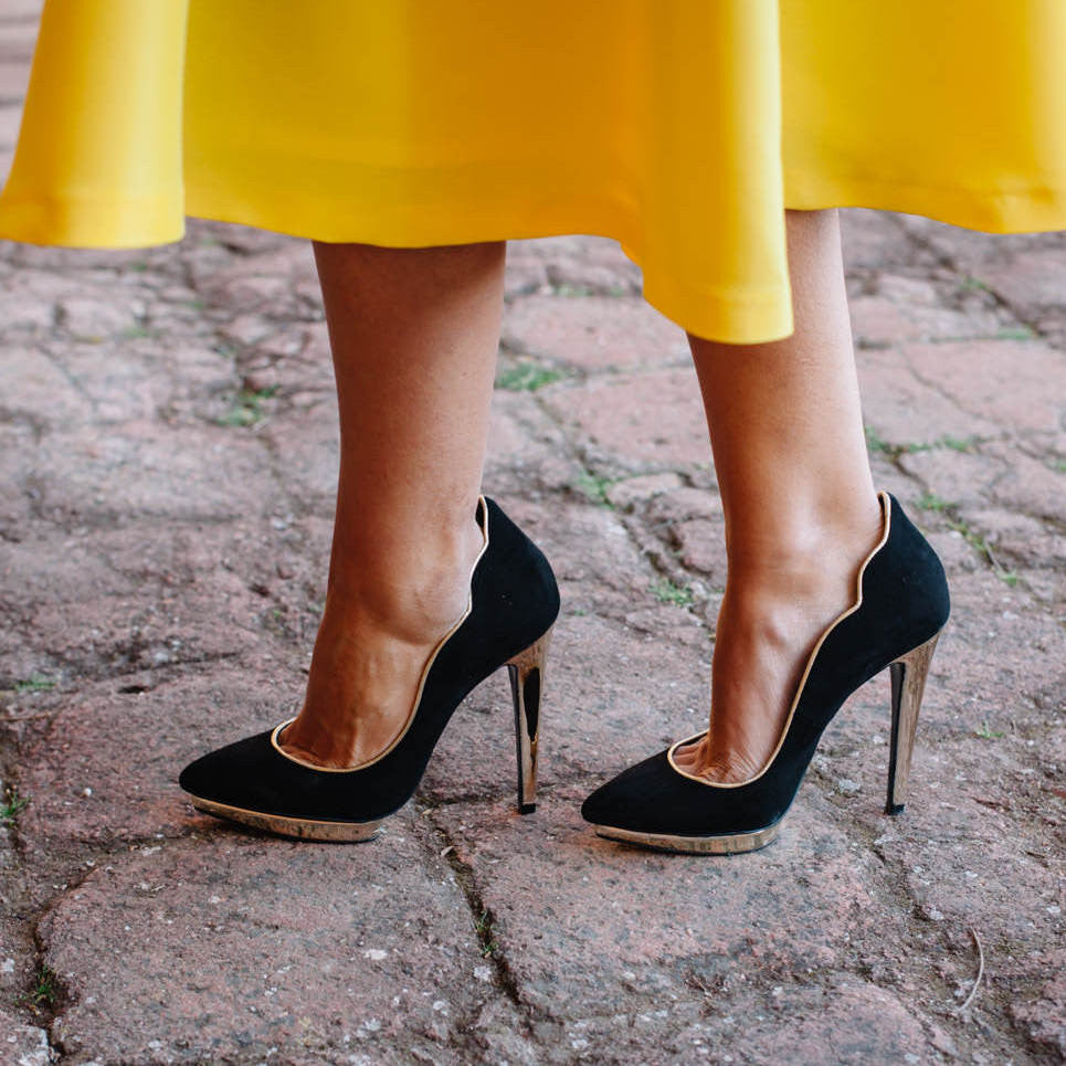 MISS LOOK DE INVITADA DE BODA CON ZAPATOS NEGRO Y DORADO - Just-ENE