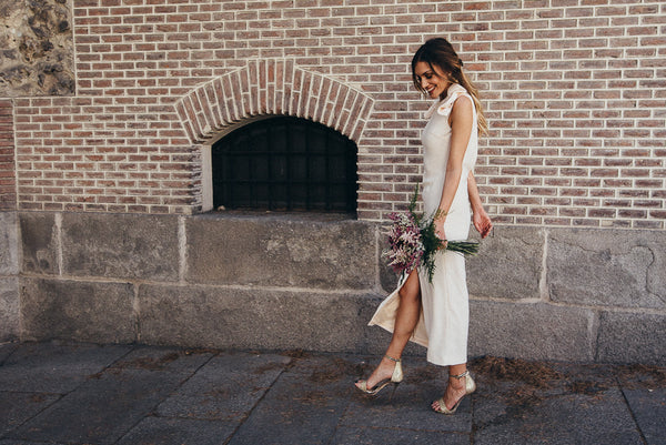 Bridalada look de boda vestido con abertura y zapatos dorados sandalia con plataforma tacón fino Just-ene