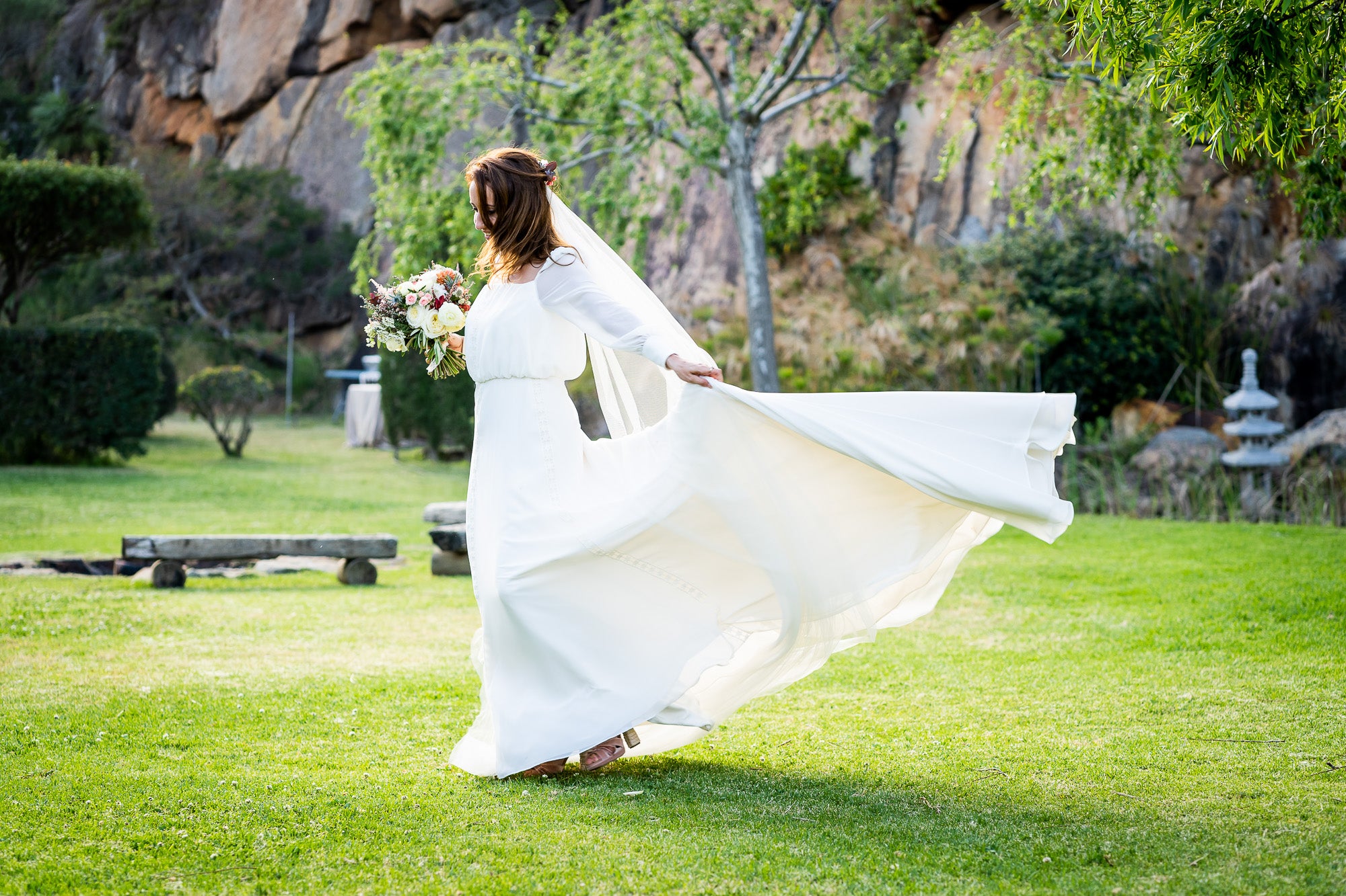 Novia con vestido de Color Nude y sandalias Just-ENE