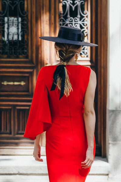 Bridalada look de invitada de boda rojo con zapatos salón tacón negro y dorado con plataforma invisible Just-ene