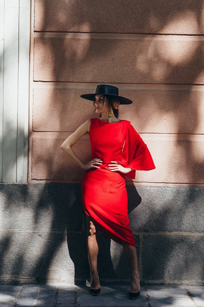 Bridalada look de invitada de boda rojo con zapatos salón tacón negro y dorado con plataforma invisible Just-ene