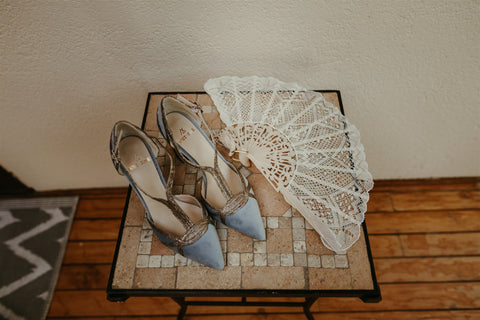 Zapatos de novia de terciopelo azul y tacón ancho