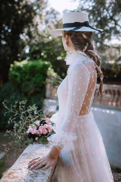 Miss Cavallier con vestido blanco de estrellas de boda con zapatos rosa con ribete blanco salones de Just-ene