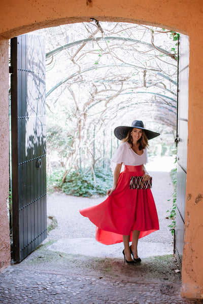 Miss Cavallier look de invitada de boda falda coral zapatos salón con plataforma negro y dorado Just-ene