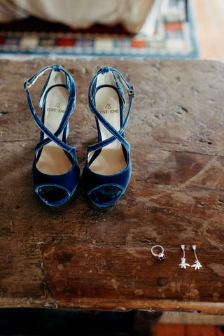 Sandalias de novia de terciopelo brocado azul de Just-ENE