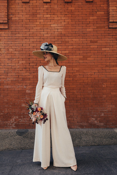 Bridalada look de novia con pnatalón blanco zapatos tacón salón rosa nude y plata Just-ene