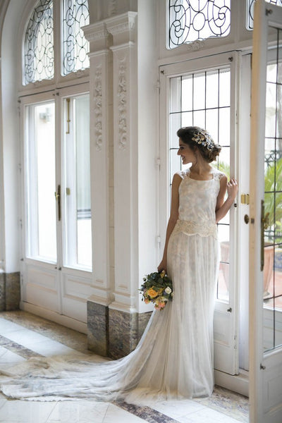 Invitada perfecta look de novia con vestido blanco largo y zapatos turquesa y dorado oro salón con plataforma invisibles ondas Just-ene