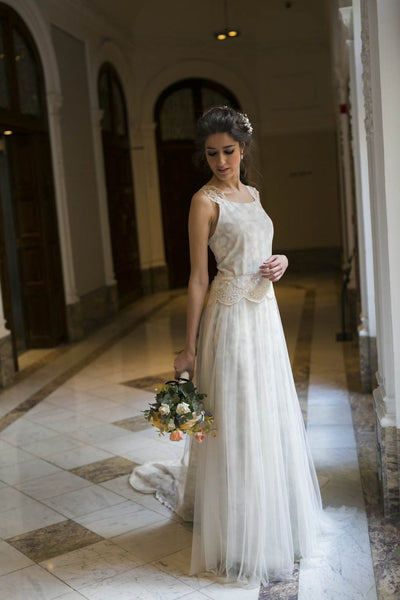 Invitada perfecta look de novia con vestido blanco largo y zapatos turquesa y dorado oro salón con plataforma invisibles ondas Just-ene