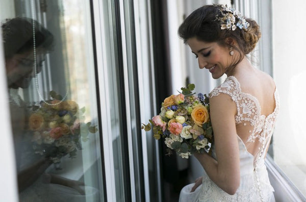 Invitada perfecta look de novia con vestido blanco largo y zapatos turquesa y dorado oro salón con plataforma invisibles ondas Just-ene