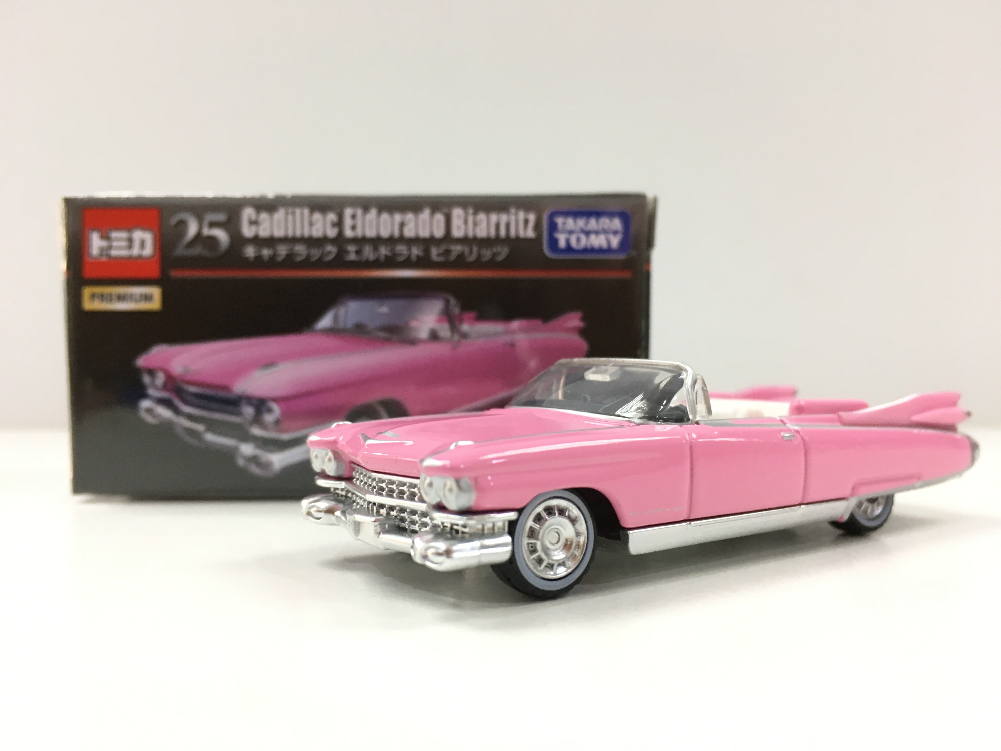 tomica cadillac