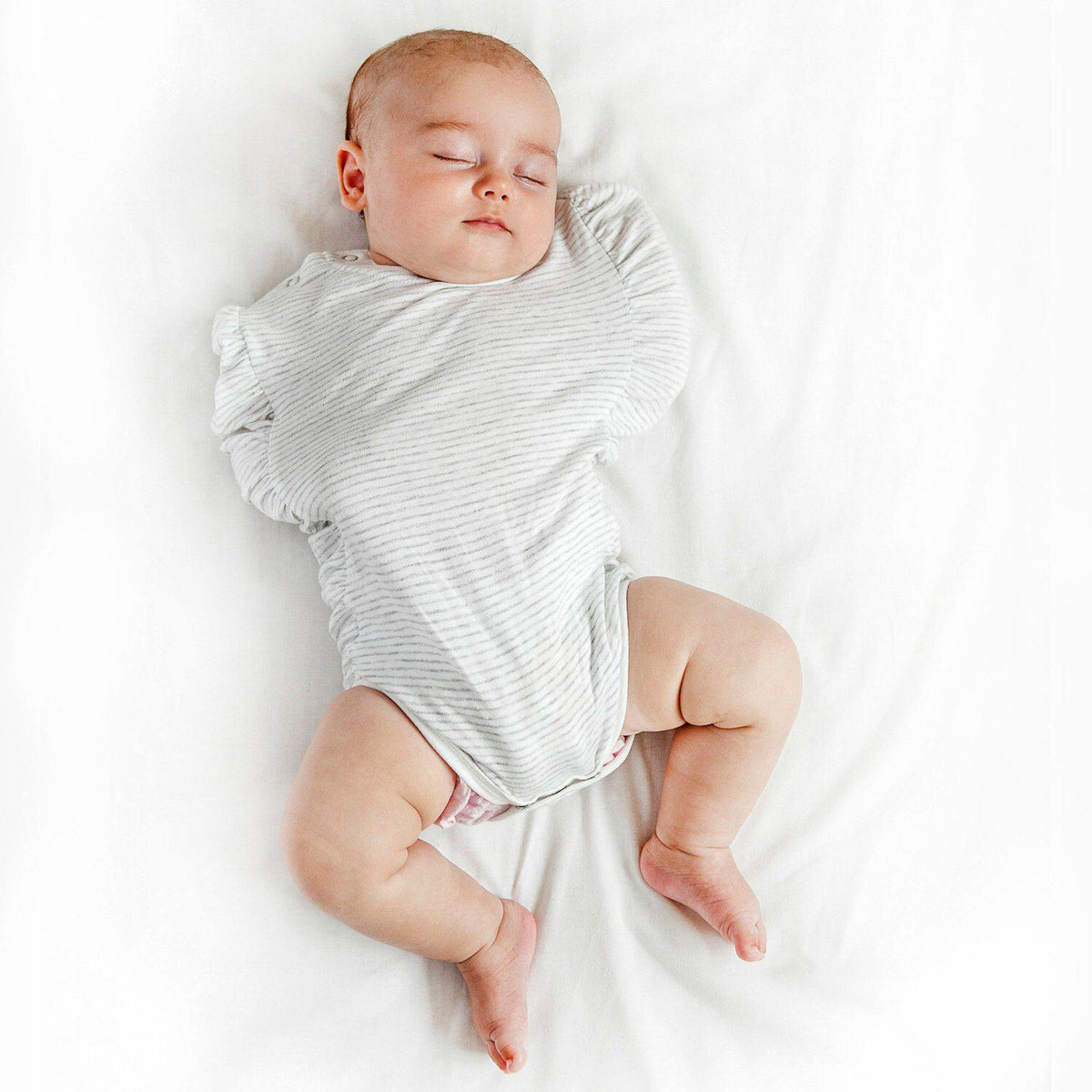 https://cdn.shopify.com/s/files/1/1675/0229/products/oohbubs-sleep-solutions-oohbubs-legs-out-swaddle-13305095192679_1200x.jpg?v=1614543573