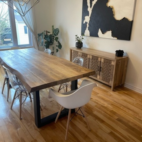 Pretty mango wood dining table able to seat 6 people comfortably
