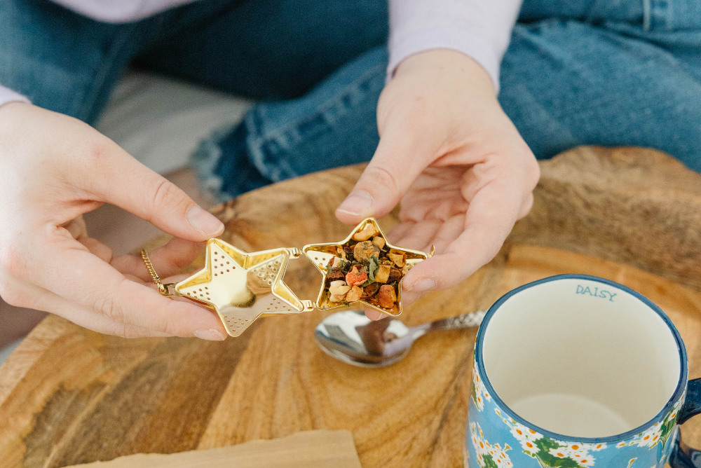 https://cdn.shopify.com/s/files/1/1677/2601/files/how-to-make-loose-leaf-tea-star-infuser-sips-by.png?v=1638565791