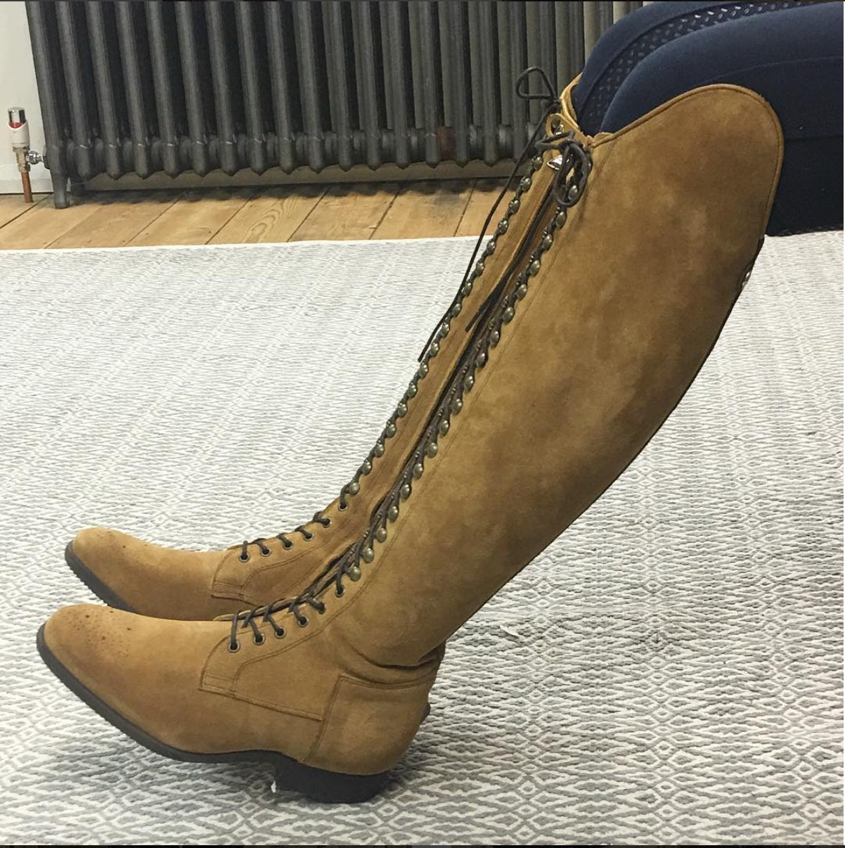BIA /  Sand suede / Plain foot