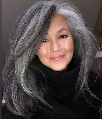 Hermoso cabello liso gris sal y pimienta ombre