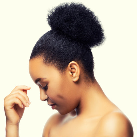 Mujeres aprendiendo su patrón de cabello rizado