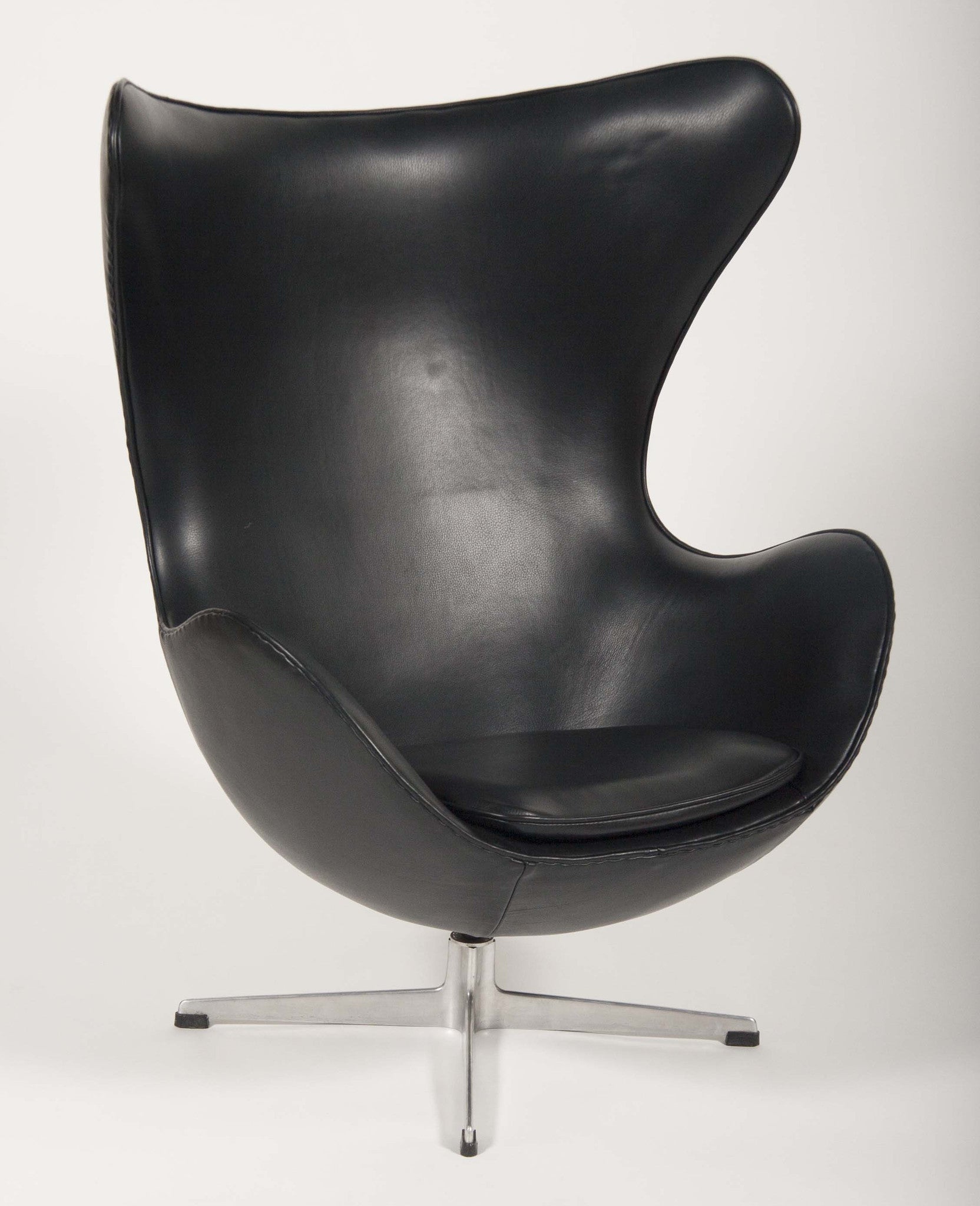 An Arne Jacobsen Egg Chair in Edelman Leather Avery & Dash Collections