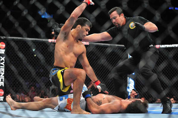 Lyoto Machida knocks out Ryan Bader with a perfect Karate punch