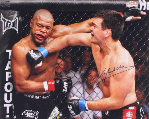 Lyoto Machida defeats Rashad Evans to win UFC Light Heavyweight Championship