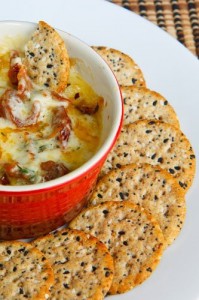 crackers with sundried tomato pesto dip