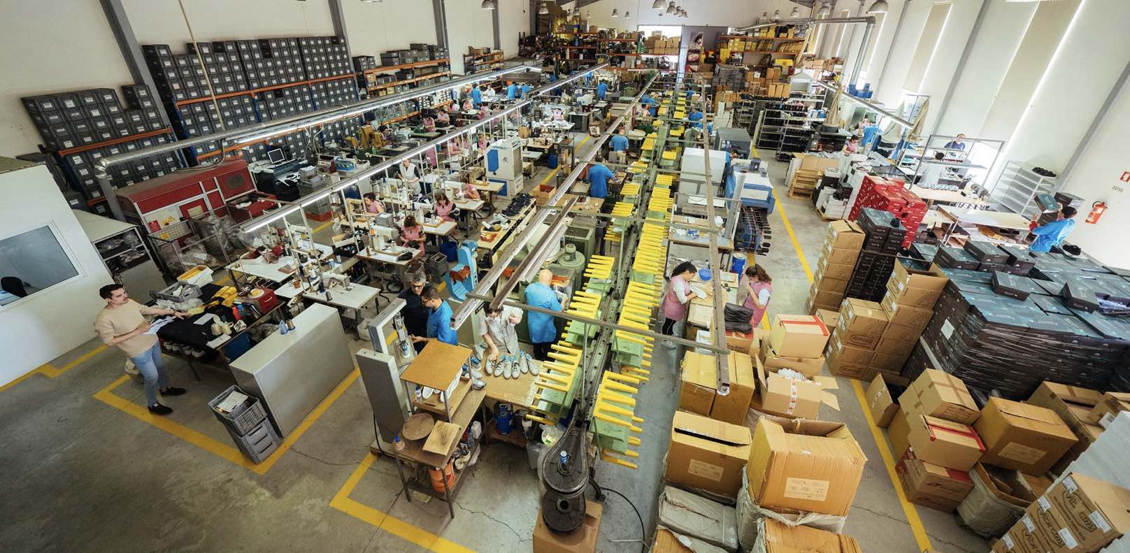 Asphalte usine des sneakers solides