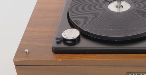 4-SPEED TURNTABLE RECORD PLAYER