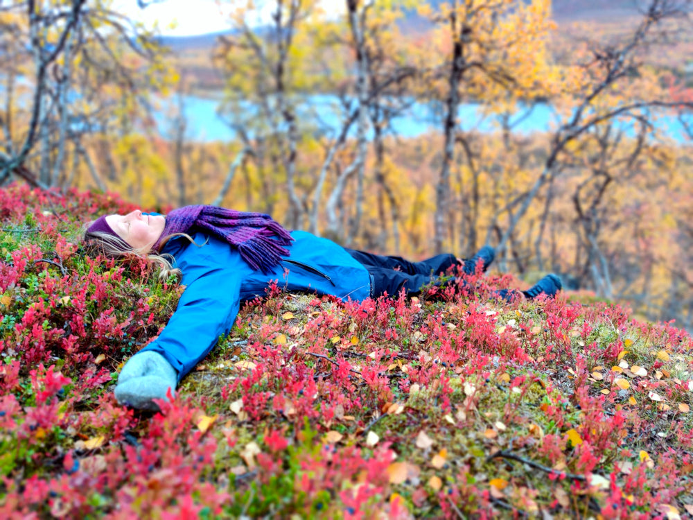 TaikaFlown Sonja meditoi syksyisessä maisemassa lehtipedin päällä