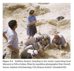 Figure 6.2 Kathleen Kenyon (standing in the centre) supervising local labourers at Tell es-Sultan. Photo by expedition photographer Peter Dorrell. Source: Institute of Archaeology, UCL/Kenyon Archive: Unmarked 022.