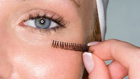 applying-false-eyelashes