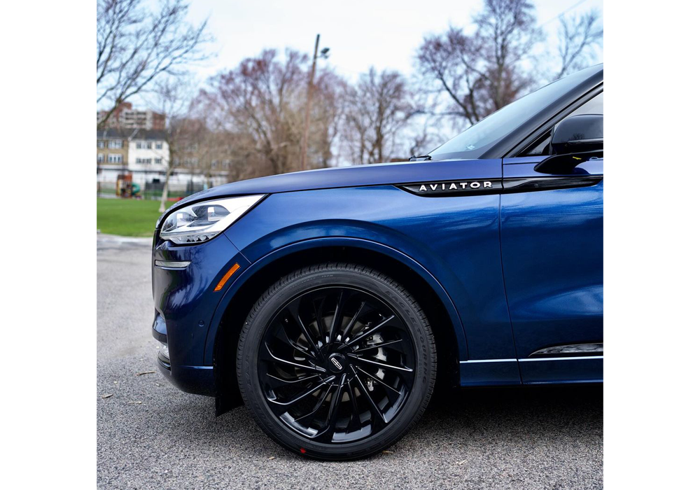 Diamond Blue Pearl over Black Base on Lincoln Aviator