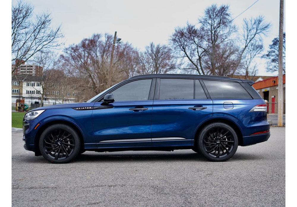 Diamond Blue Pearl over Black Base on Lincoln Aviator