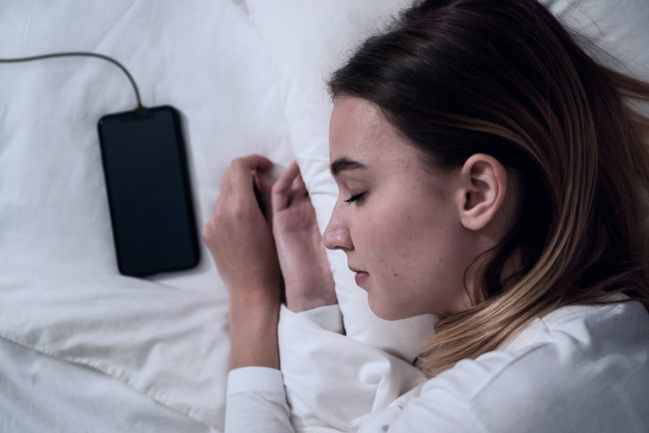 Apple Warns Against Charging iPhones in Bed Overnight-girl